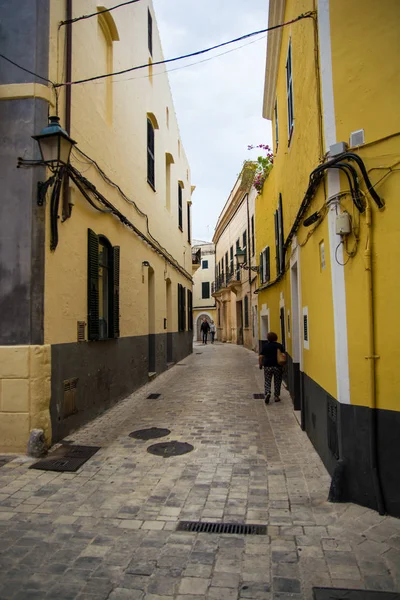 Smal gata i en typisk Menorcan stad. — Stockfoto