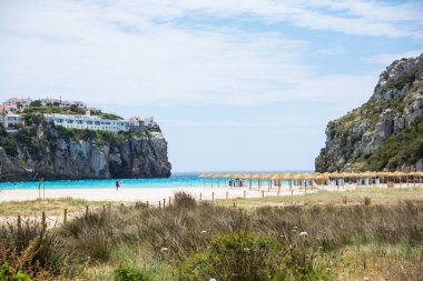 Cala en Porter, Menorca 'da Sahilde güneşli bir gün