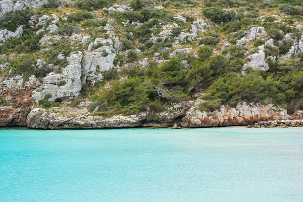 Gyönyörű türkizkék tenger sziklákkal a háttérben. — Stock Fotó