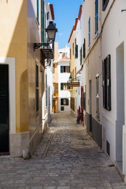 İspanya'da tipik Akdeniz arnavut kaldırımlı sokak