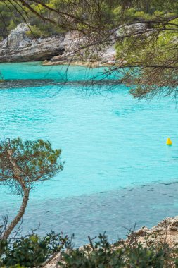 Kayalar ve ağaçlarla çevrili turkuaz su ile pitoresk Akdeniz körfezi