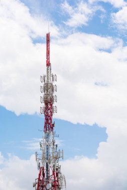 Telekom kulesi, cep telefonu kulesi, baz istasyonu.