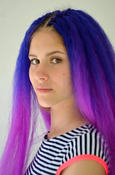 Helles Stilvolles Bild Mädchen Mit Blaulila Haaren Technik Der Haarverlängerungen — Stockfoto