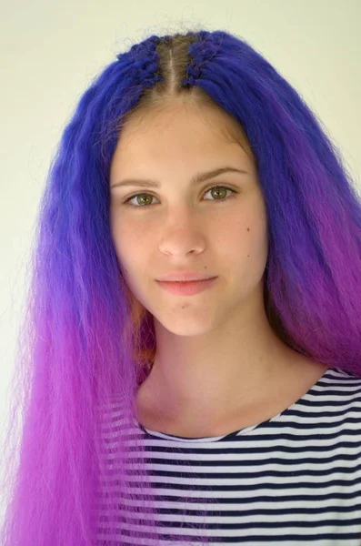 Imagem Elegante Brilhante Menina Com Cabelo Roxo Azul Técnica Extensões — Fotografia de Stock