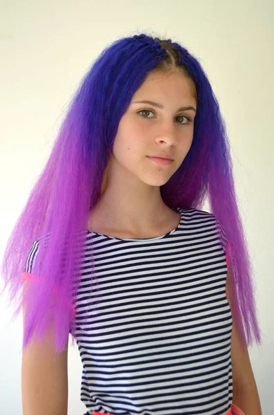 Helles Stilvolles Bild Mädchen Mit Blaulila Haaren Technik Der Haarverlängerungen — Stockfoto