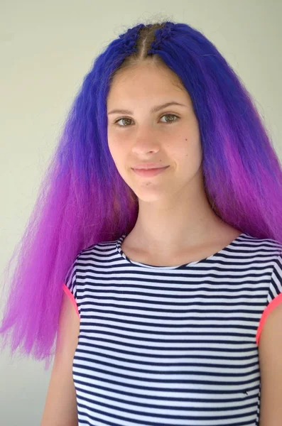 Imagem Elegante Brilhante Menina Com Cabelo Roxo Azul Técnica Extensões — Fotografia de Stock
