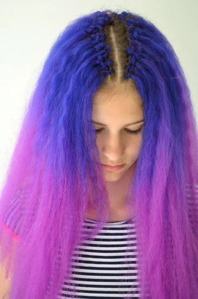 Imagem Elegante Brilhante Menina Com Cabelo Roxo Azul Técnica Extensões — Fotografia de Stock