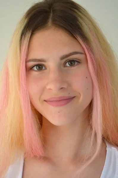 Hermosa Chica Con Pelo Largo Claro Pintado Ombre Con Mechones —  Fotos de Stock