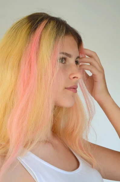 Schönes Mädchen Mit Hellen Langen Haaren Ombre Mit Rosa Locken — Stockfoto