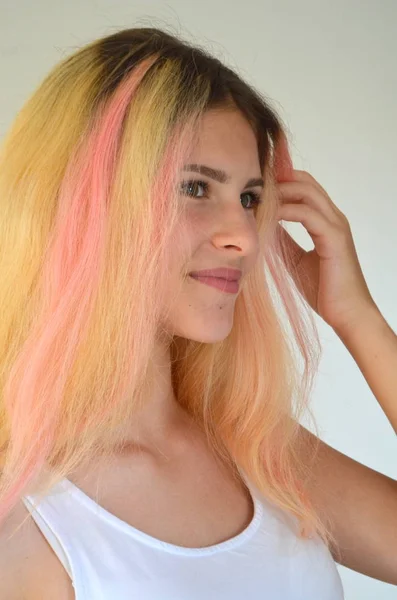 ピンクのロックとオンブルに描かれている光の長い髪の美しい少女 — ストック写真