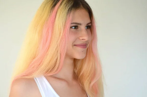 Schönes Mädchen Mit Hellen Langen Haaren Ombre Mit Rosa Locken — Stockfoto