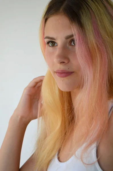 Schönes Mädchen Mit Hellen Langen Haaren Ombre Mit Rosa Locken — Stockfoto