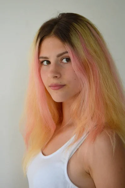 Gyönyörű Lány Hosszú Haját Festett Ombre Rózsaszín Zárak — Stock Fotó