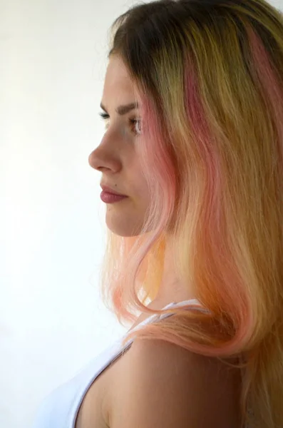 Piękna Dziewczyna Światła Długie Włosy Pomalowane Ombre Blokad Różowy — Zdjęcie stockowe