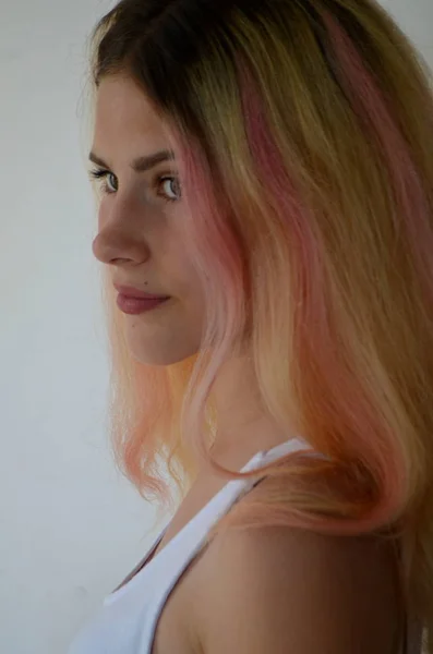 Όμορφο Κορίτσι Ελαφριά Μακριά Μαλλιά Βαμμένα Ombre Ροζ Κλειδαριές — Φωτογραφία Αρχείου