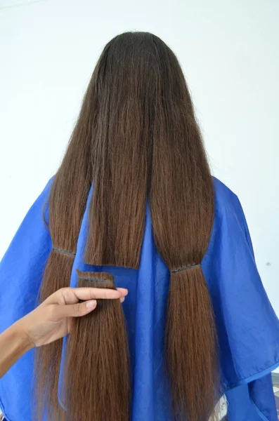 Potongan Rambut Pada Rambut Yang Sangat Panjang Tukang Cukur Memotong — Stok Foto