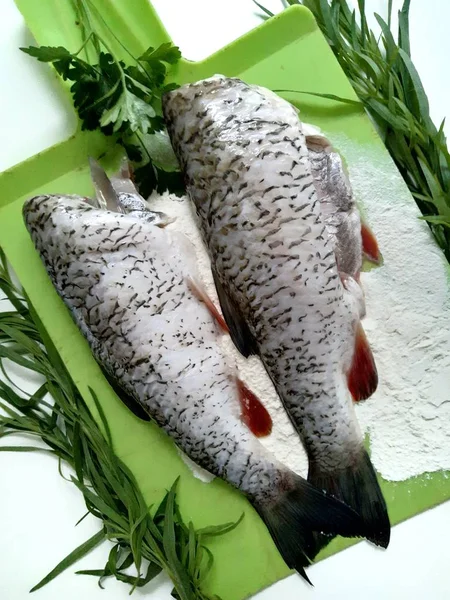 Peixes Cozinha Carcaças Peixe Cru Farinha — Fotografia de Stock