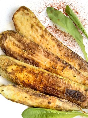 Beyaz tabak içinde kavrulmuş kabak, vejetaryen yemek