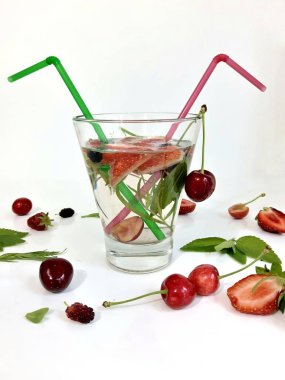 Meyve ve nane ve Taron yaprakları dilimleri ile su