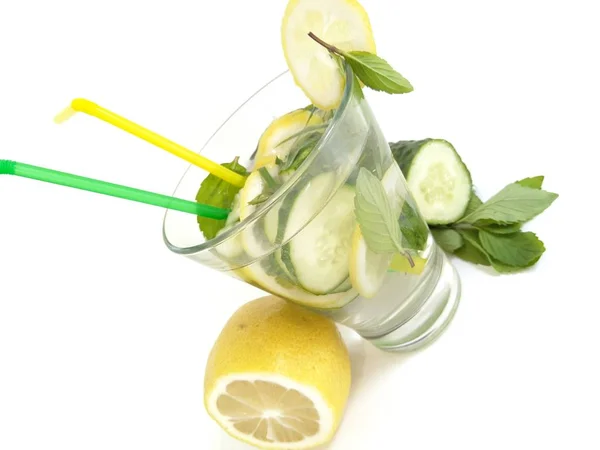 水与柠檬和黄瓜 健康的生活方式 — 图库照片