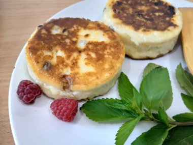Kahvaltı. Süzme peynir tava içinde cheesecake