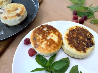 Kahvaltı. Süzme peynir tava içinde cheesecake
