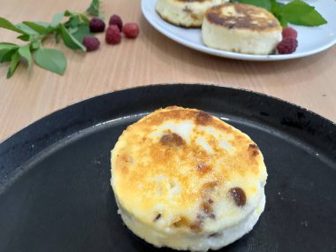 Kahvaltı. Süzme peynir tava içinde cheesecake