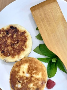 Kahvaltı. Süzme peynir tava içinde cheesecake