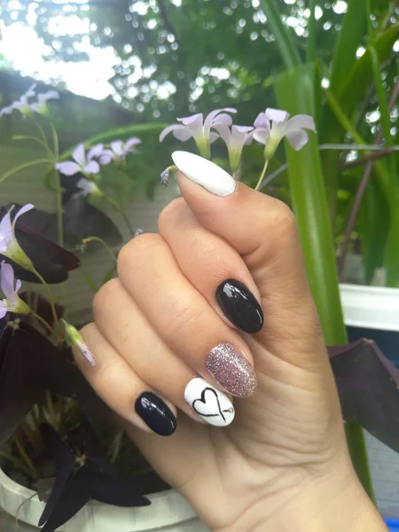 Manicura Color Blanco Negro Con Corazón Sin Nombre Estilo Romántico —  Fotos de Stock