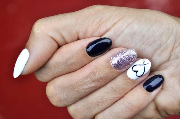 Manicura Color Blanco Negro Con Corazón Sin Nombre Estilo Romántico —  Fotos de Stock