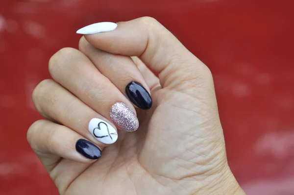 Manicura Color Blanco Negro Con Corazón Sin Nombre Estilo Romántico —  Fotos de Stock