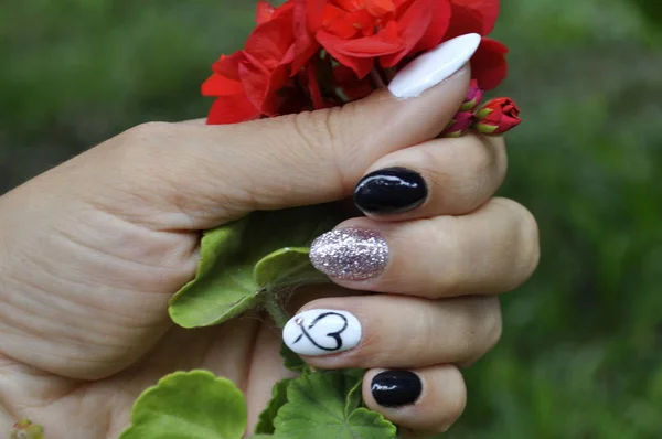 Manicura Color Blanco Negro Con Corazón Sin Nombre Estilo Romántico —  Fotos de Stock