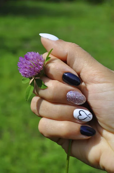 Manicure Cor Preta Branca Com Coração Sem Nome Estilo Romântico — Fotografia de Stock