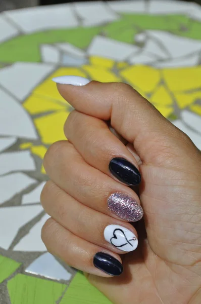 Manicura Color Blanco Negro Con Corazón Sin Nombre Estilo Romántico —  Fotos de Stock