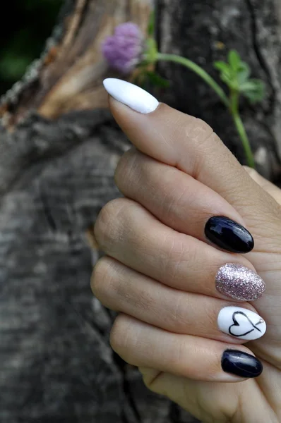 Manicura Color Blanco Negro Con Corazón Sin Nombre Estilo Romántico —  Fotos de Stock