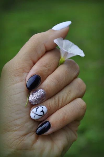 Manicure Cor Preta Branca Com Coração Sem Nome Estilo Romântico — Fotografia de Stock