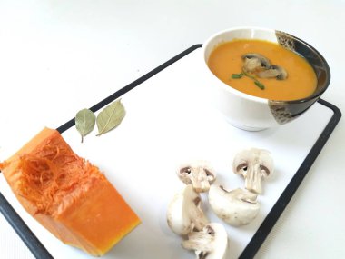 Balkabağı ve mantarlı krema çorbası.