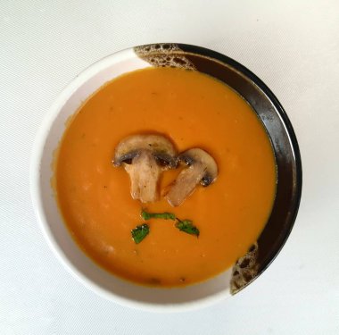 Balkabağı ve mantarlı krema çorbası.