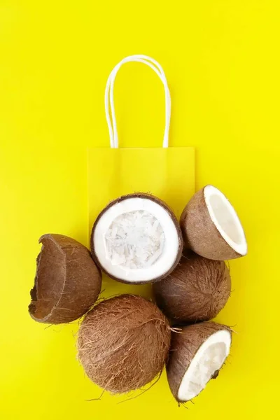 Sac à provisions noix de coco et papier sur fond jaune vif . — Photo