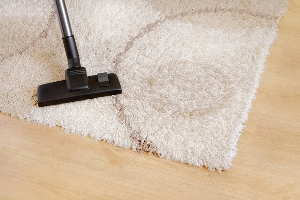 Modern dammsugare på en beige matta trä parkett. Begreppet hushållning, hushållsarbete, dammsuga mattan. Kopiera utrymme för text, uppifrån. — Stockfoto