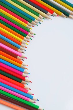 Kompozisyon yarım daire beyaz bir arka plan üzerinde karışık renkli kalemleryapılmış. Anti-stres kavramı, hobi. Seçici odaklama ile metin için alan kopyalama.