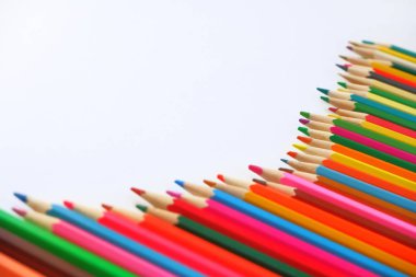 Kompozisyon yarım daire beyaz bir arka plan üzerinde karışık renkli kalemleryapılmış. Anti-stres kavramı, hobi. Seçici odaklama ile metin için alan kopyalama.