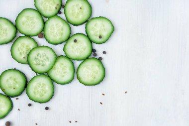 Doğranmış yeşil salatalık Düz yatıyordu kompozisyon. Üst görünüm, metin için kopya alanı.