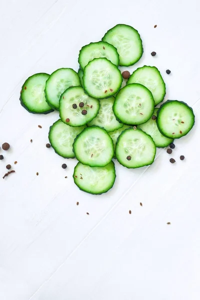 Flache Zusammensetzung aus gehackten grünen Gurken. Ansicht von oben, Kopierraum für Text. — Stockfoto