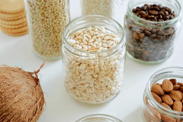 Vari cereali, caffè, noci, crusca in barattoli di vetro. Zero rifiuti concetto, plastica libera . — Foto Stock