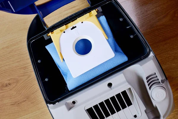 Boş temiz toz torbası ile yakın çekim açık teneke elektrikli süpürge