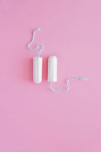 Два Гигиенических Тампона Розовом Фоне Менструальный Месячный Цикл Средства Защиты — стоковое фото