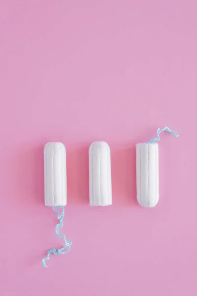 Три Гигиенических Тампона Розовом Фоне Менструальный Месячный Цикл Средства Защиты — стоковое фото