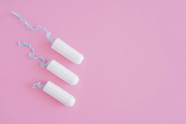 Três Tampões Higiênicos Fundo Rosa Ciclo Menstrual Meios Proteção Visão — Fotografia de Stock