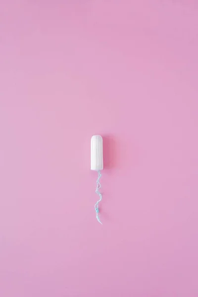 Een Hygiënische Tampon Een Roze Achtergrond Menstruele Moten Cyclus Middelen — Stockfoto